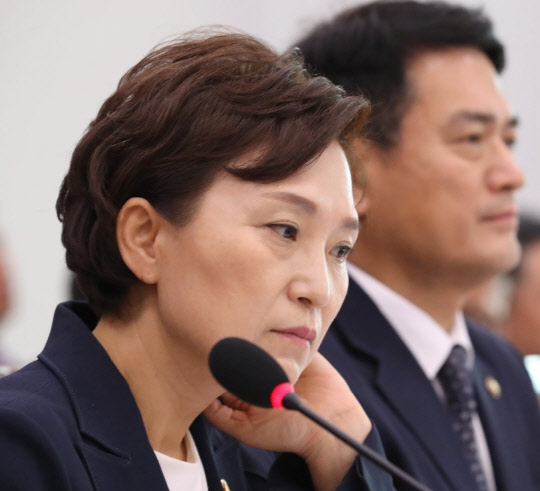 정부가 민간택지에도 분양가 상한제를 도입하기로 밝히면서 정책의 실효성을 두고 갑론을박이 이어지는 등 후폭풍이 이어지고 있다. 반면 올해 발표했던 청약시장관련 부동산 정책들이 잇따라 실패하면서 정책 신뢰도에 의문을 제기하는 목소리도 나온다. 사진은 김현미 국토교통부 장관.  연합뉴스